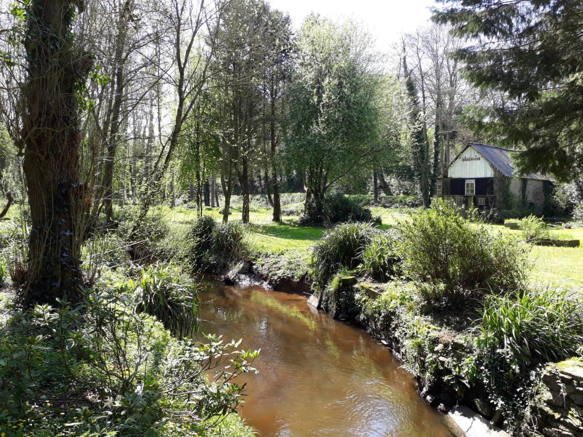 Le Vieux Moulin Bed & Breakfast Goudelin Bagian luar foto