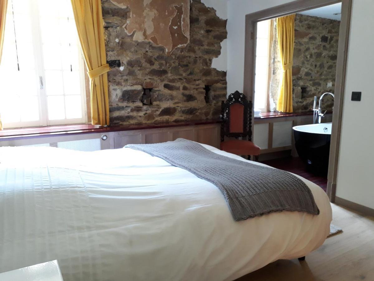 Le Vieux Moulin Bed & Breakfast Goudelin Bagian luar foto