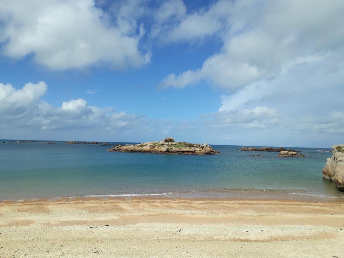Le Vieux Moulin Bed & Breakfast Goudelin Bagian luar foto