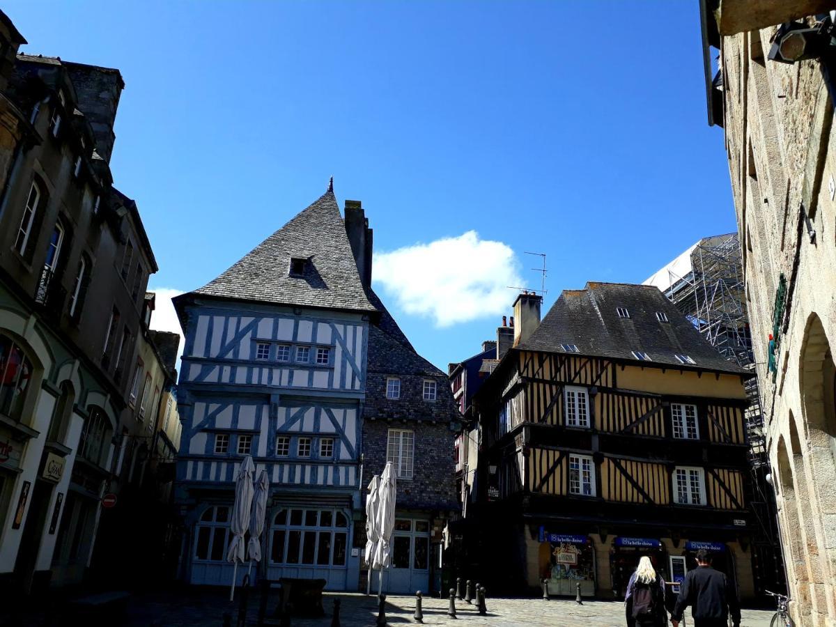 Le Vieux Moulin Bed & Breakfast Goudelin Bagian luar foto