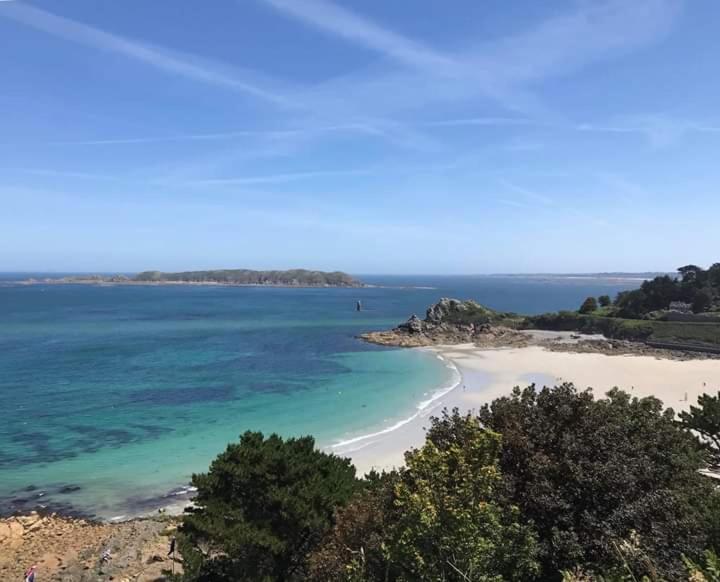 Le Vieux Moulin Bed & Breakfast Goudelin Bagian luar foto