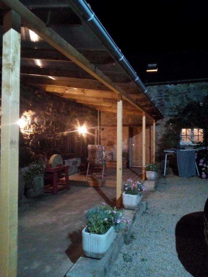 Le Vieux Moulin Bed & Breakfast Goudelin Bagian luar foto