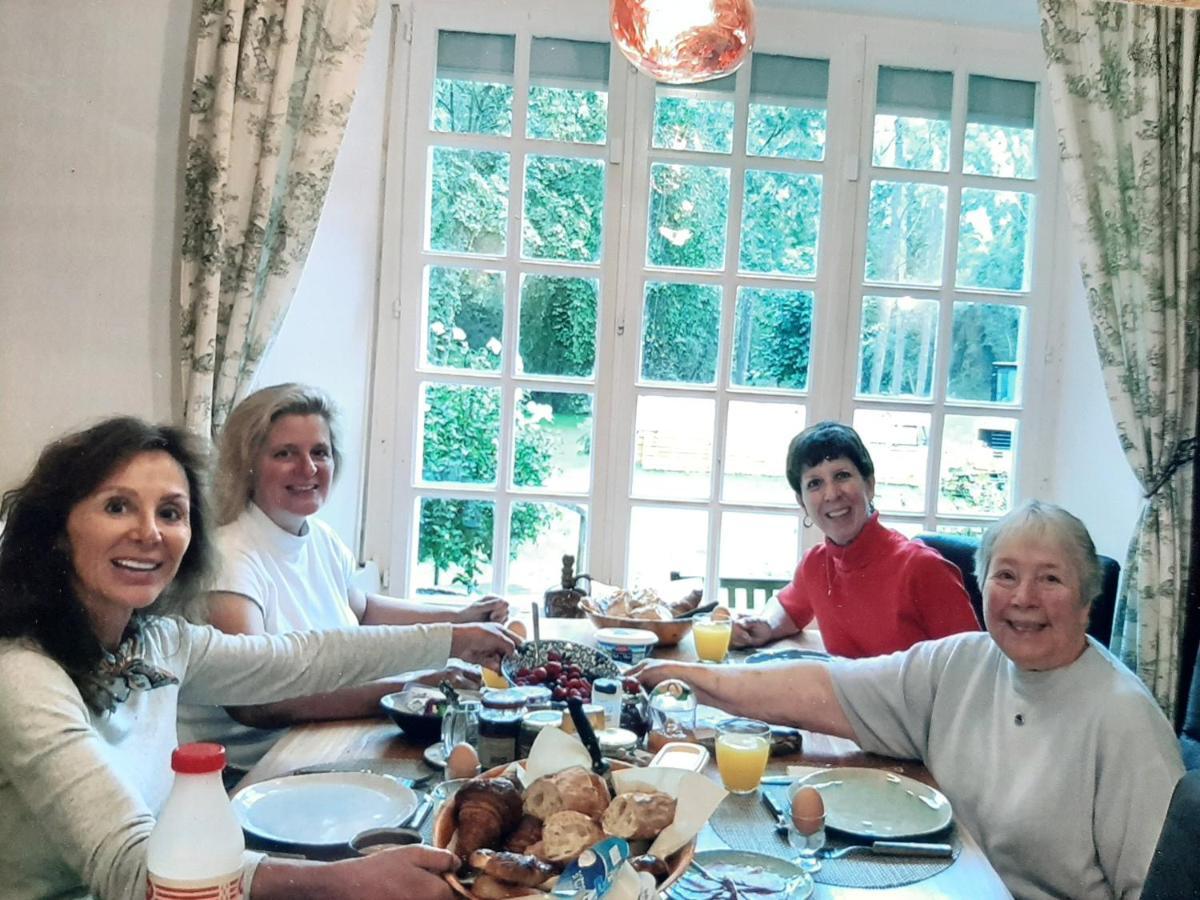 Le Vieux Moulin Bed & Breakfast Goudelin Bagian luar foto