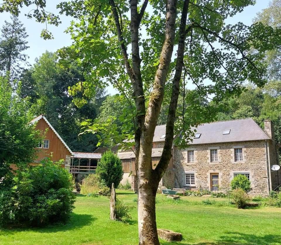 Le Vieux Moulin Bed & Breakfast Goudelin Bagian luar foto