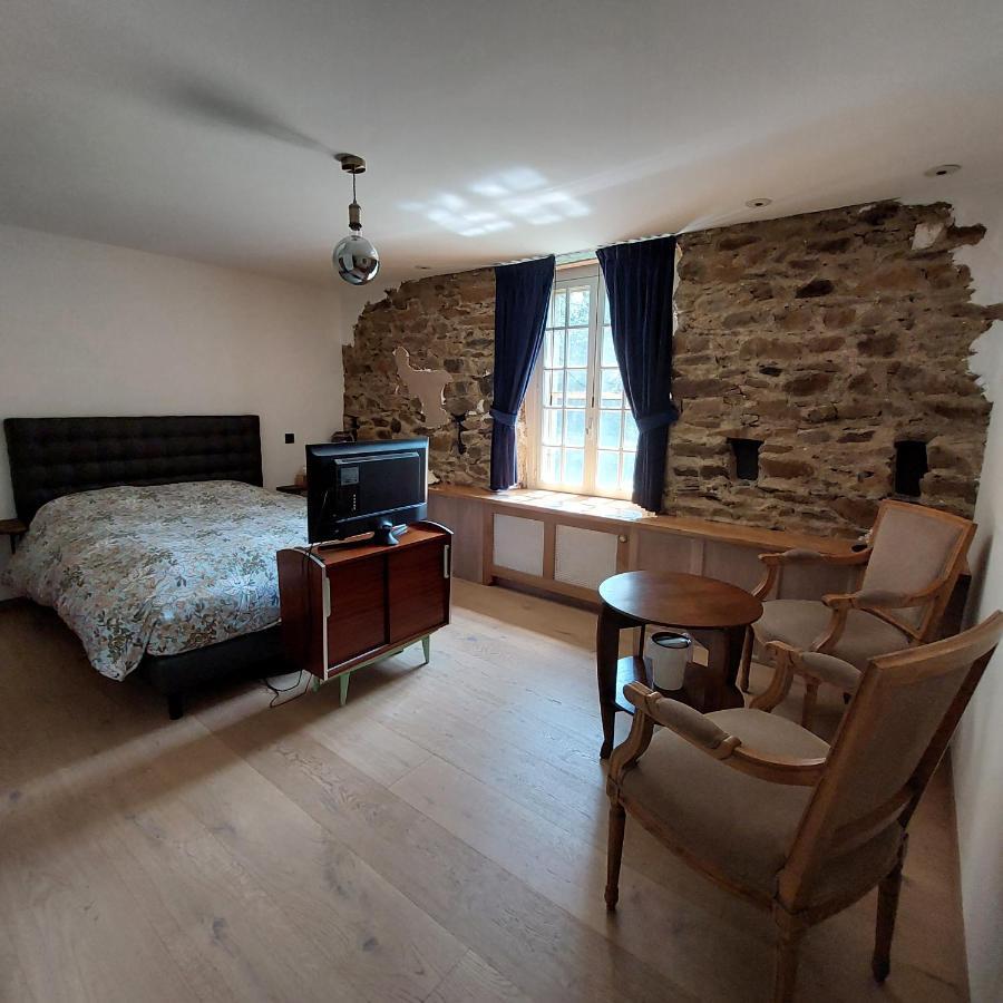 Le Vieux Moulin Bed & Breakfast Goudelin Bagian luar foto