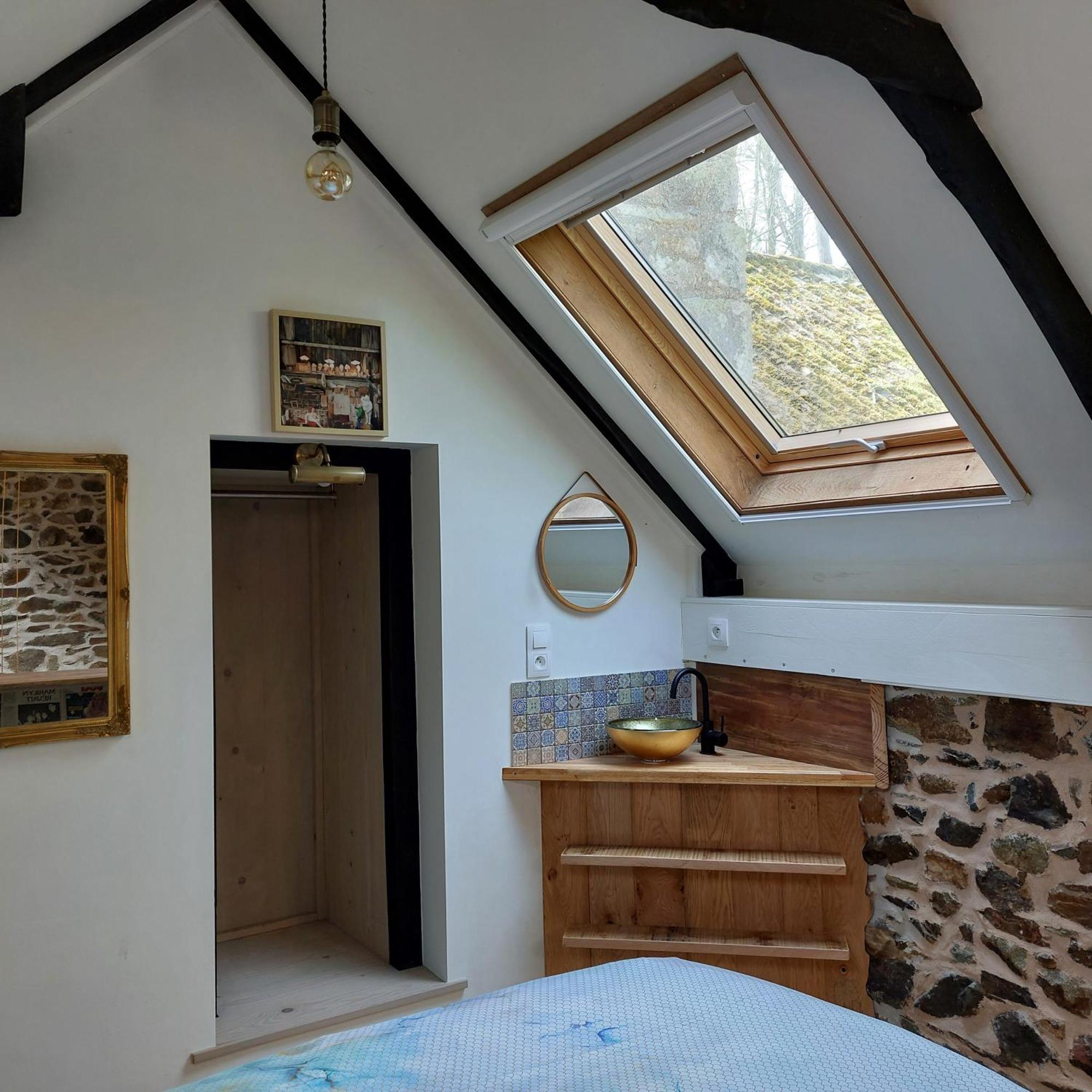 Le Vieux Moulin Bed & Breakfast Goudelin Ruang foto